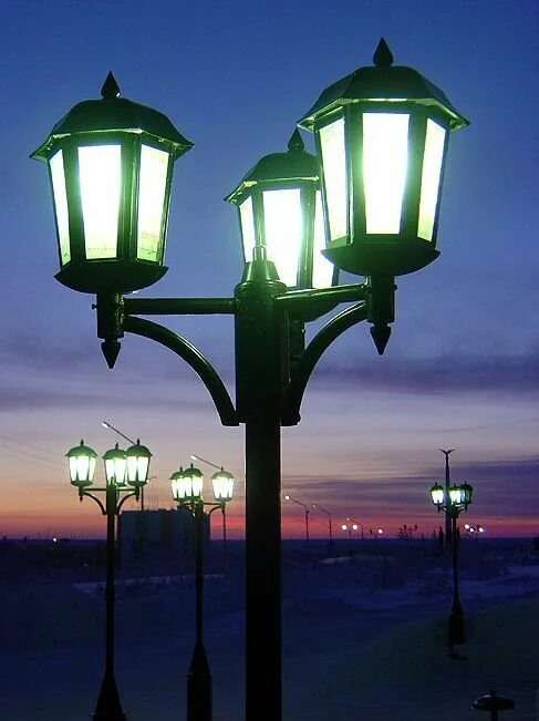 Уличное освещение города. Красивый уличный фонарь. Красивые фонари на улицах. Современные уличные фонари.