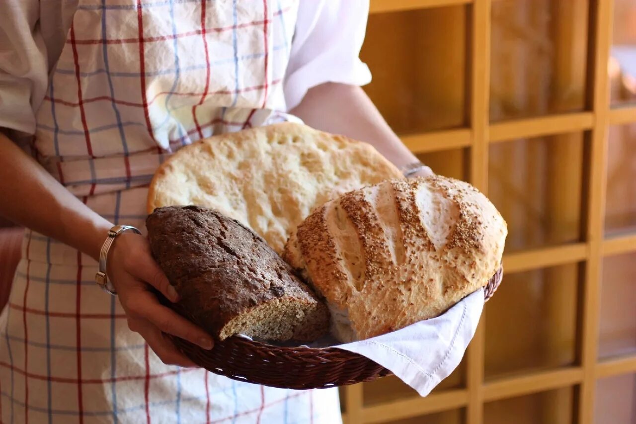 Свежеиспеченный. Хлеб в печи. Свежеиспеченный хлеб. Выпекание хлеба. Готовка хлеба.