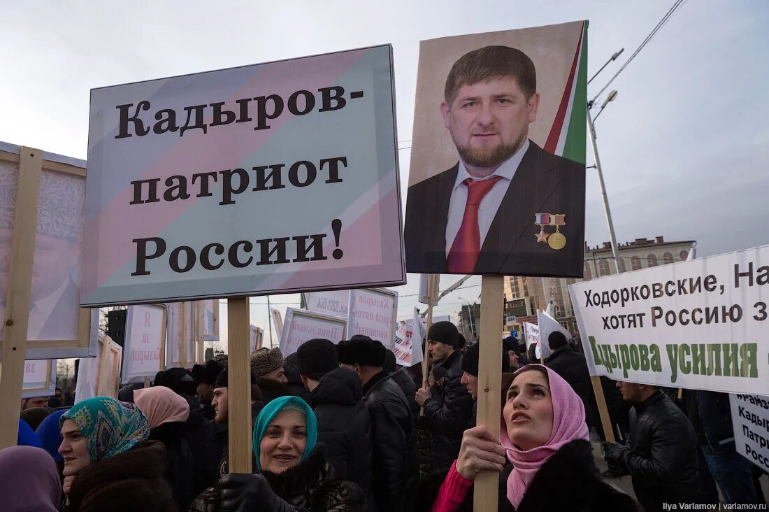 Кадыров Патриот России. Митинг в поддержку Кадырова. Фото в поддержку Кадырова. Лозунги Кадырова.