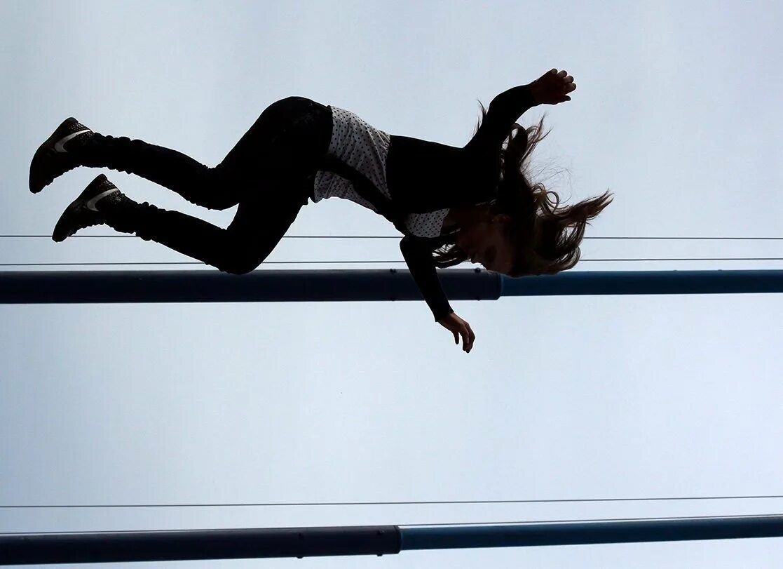 Красивый прыжок. Подруга прыгнула. Подруга прыгнула. Прыжок с парашютом. Девушка с парашютом.