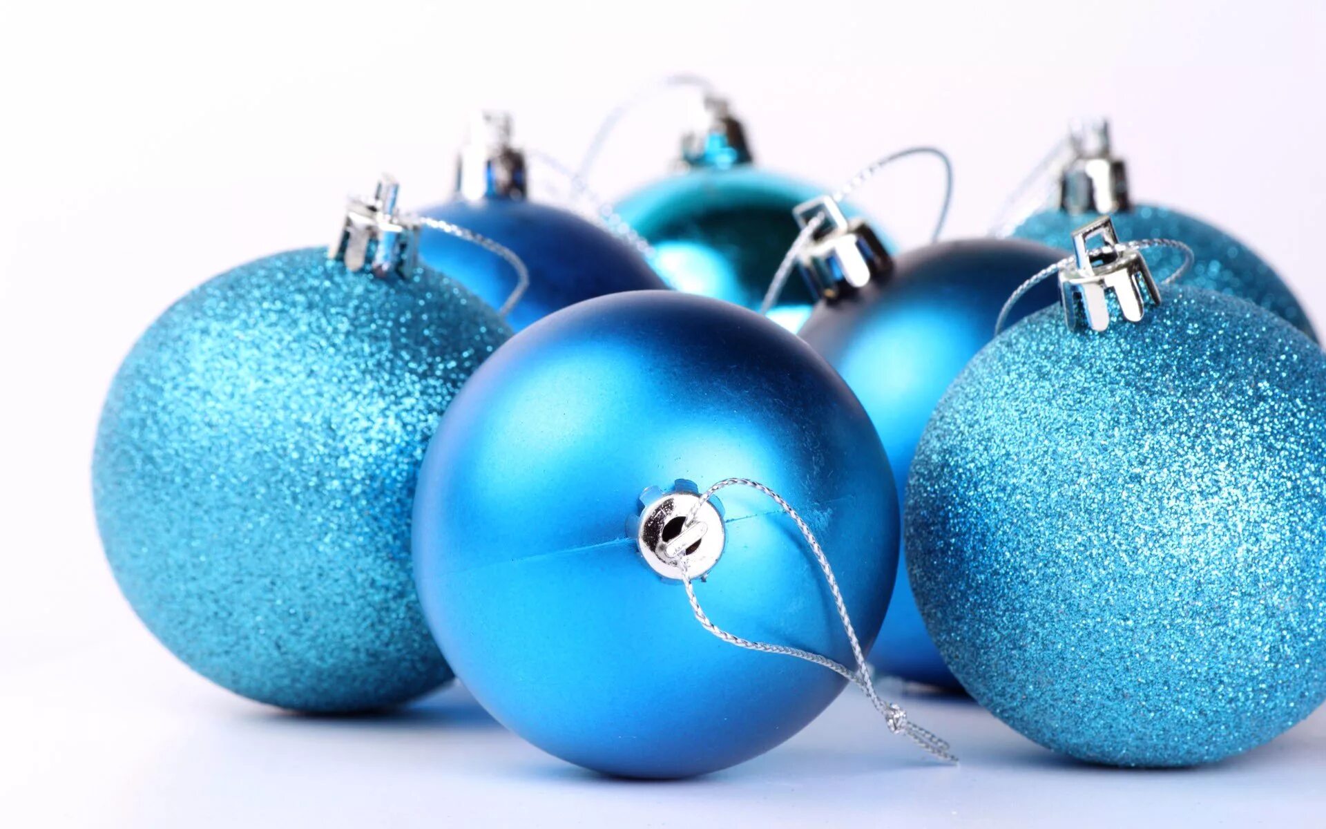 Christmas balls. Новогодние шары на белом фоне. Шарик новогодний. Красные елочные шары. Christmas balls.
