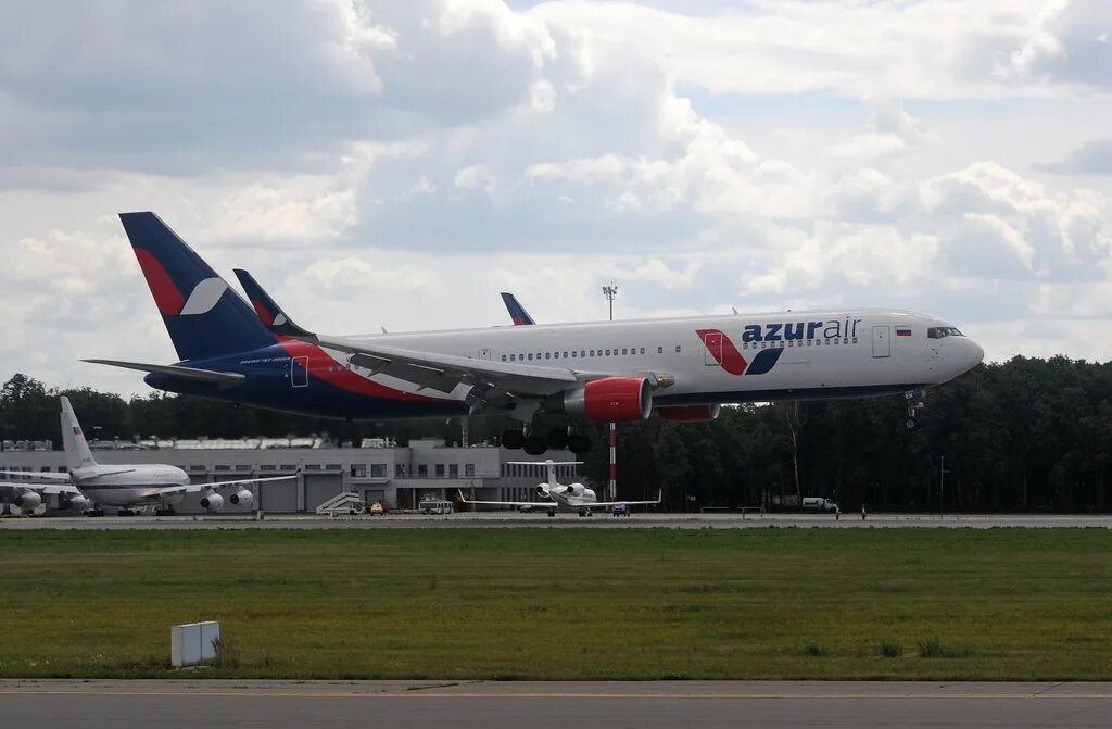 В 767 азур эйр. Азур самолеты 767-300 салон. Боинг-767-300 азур-эйр. Азур 767-300. Боинг-767-300 азур-эйр.