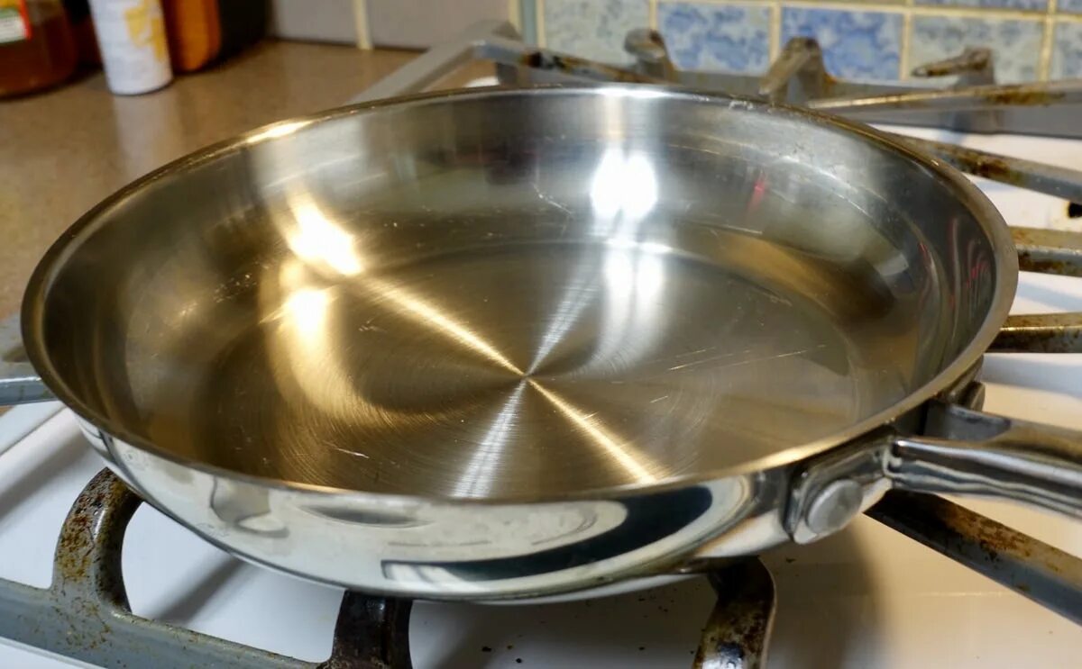 Окислы на алюминиевой посуде. Алюминиевая посуда чтобы блестела. Алюминий отчищенный. Чистка алюминия.