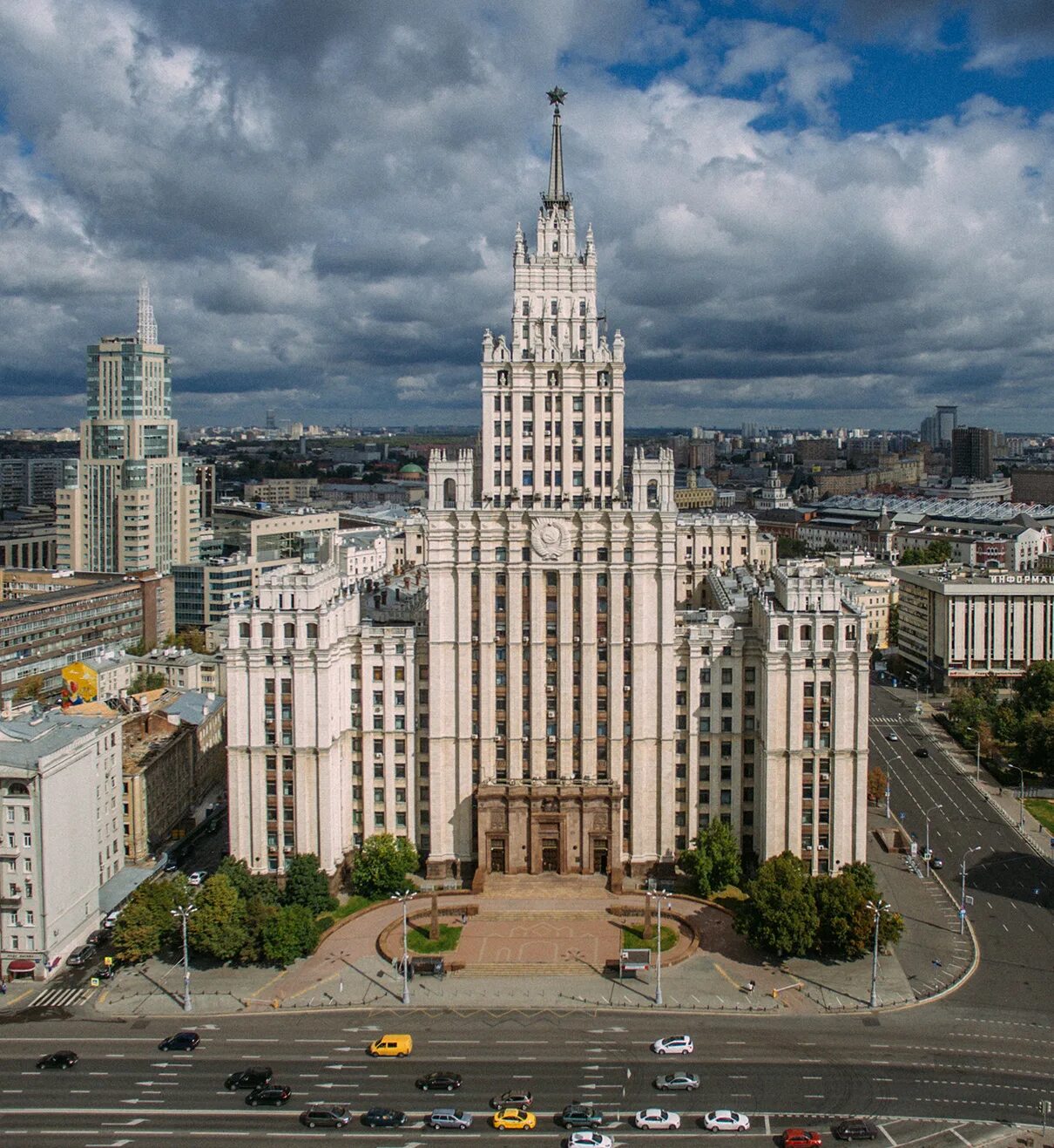 Здания сталинских высоток в москве. Сталинские высотки красные ворота. Сталинская высотка у красных ворот. Здание на «красных воротах» сталинская высотка. Сталинские высотки МГУ.