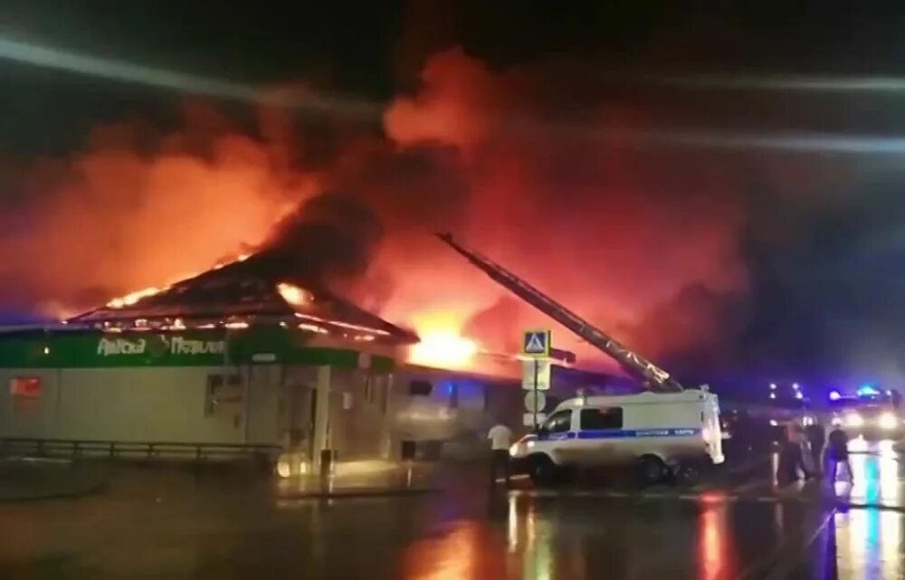 Пожар в клубе полигон Кострома. Полигон Кострома до пожара. Сильный пожар. Горящее здание.