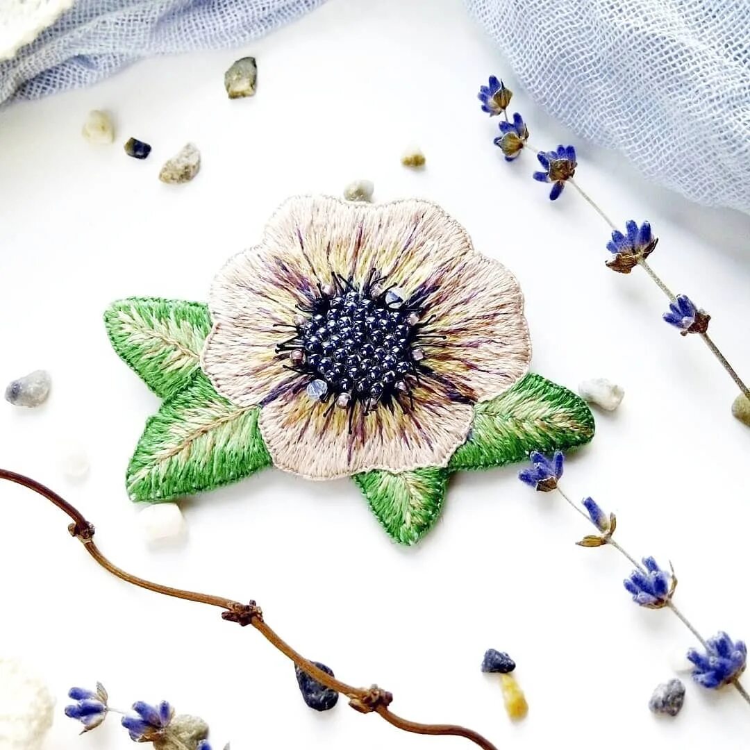 брошь из бисера ромашка на фетре. броши мулине. брошь из ниток мулине. броши вышитые мулине гладью. брошь гладью.