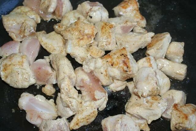 Тушёная курица на сковороде. Тушеная куриная грудка в томатном соусе. Тушеная курочка. Куриное бедро тушеное с овощами. Курица тушеная в томатном соусе.