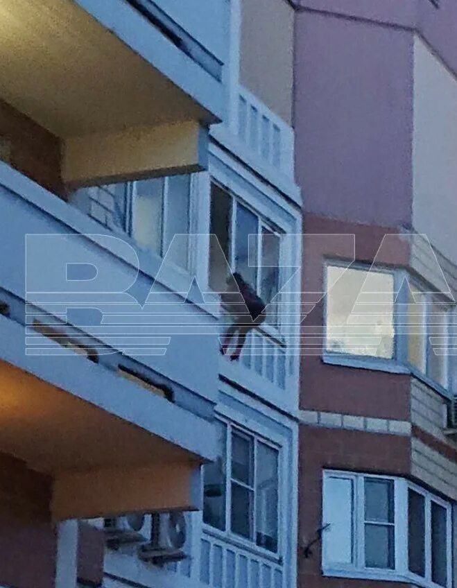 В москве выпала девочка. Балконы. В москве выпала девочка. Девушка выпала из окна в москве. В москве выпала девочка.