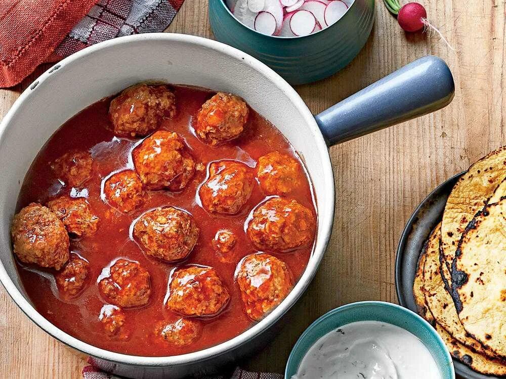 Тефтели в томатном соусе пошаговый рецепт. Вкусные тефтели с подливкой на сковороде. тефтели с подливкой на сковороде с томатной. тефтели в мучном соусе на сковороде. тефтели в томатном.