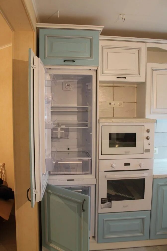 Можно ли холодильник в шкаф. Встроенный холодильник на кухне. Встроенный холодильник в кухонный гарнитур. Встроенная техника для кухни. Холодильник встроенный в шкаф на кухне.