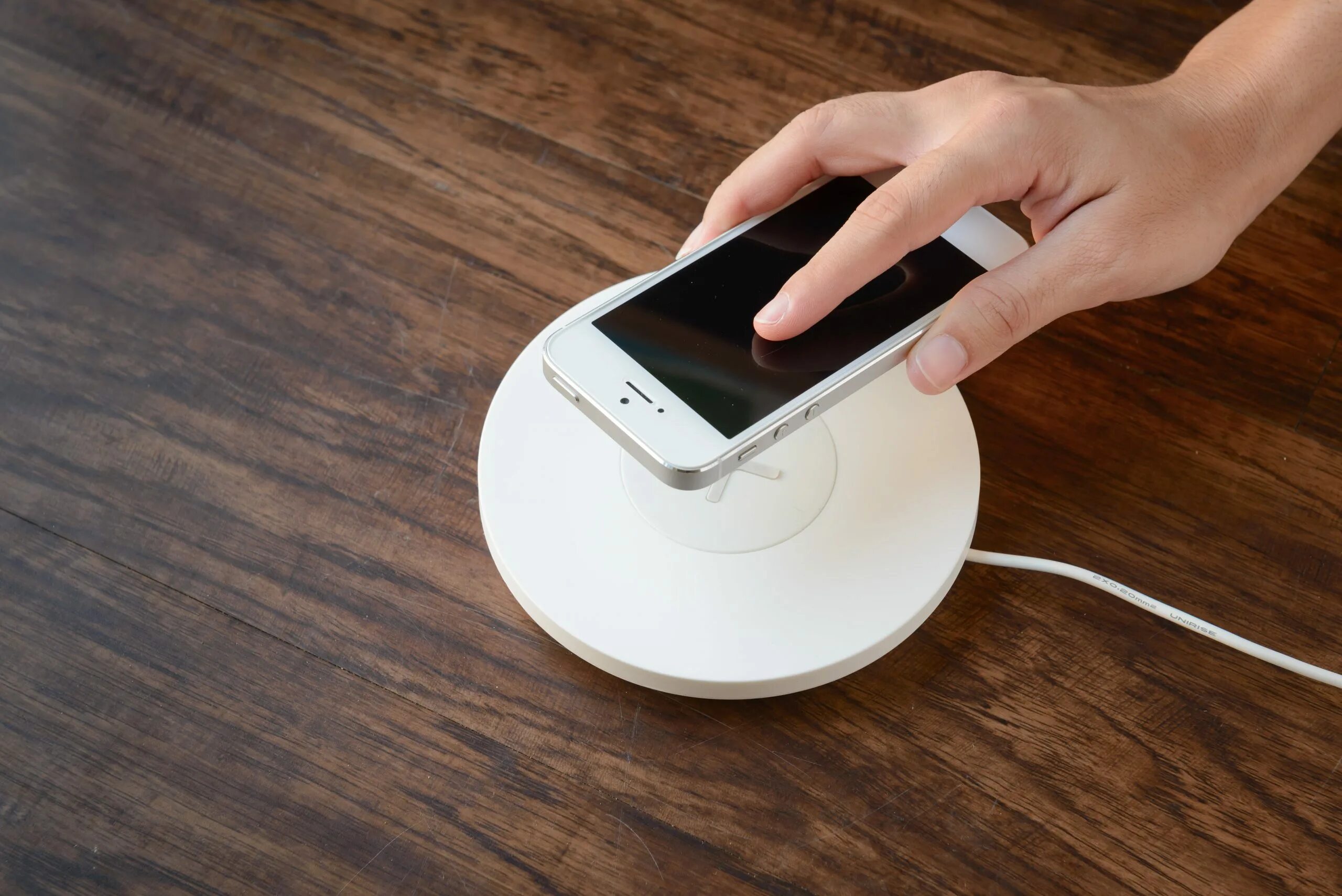 Купить беспроводную зарядку для айфона. Apple Wireless Charger. Iphone 13 Wireless Charging. Беспроводная зарядка от Эппл. Беспроводная зарядка Apple iphone 7.