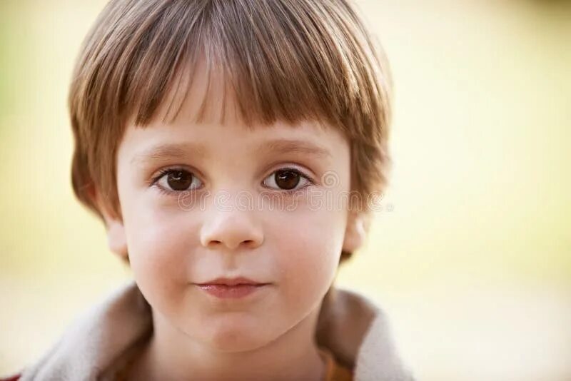 Мальчик смотрит в камеру. Абдул халим мамуциев. Грустный мальчик. Мальчик постоянно смотрит. Parents force 8-year-old to watch tv all night as punishment for watching too much television.
