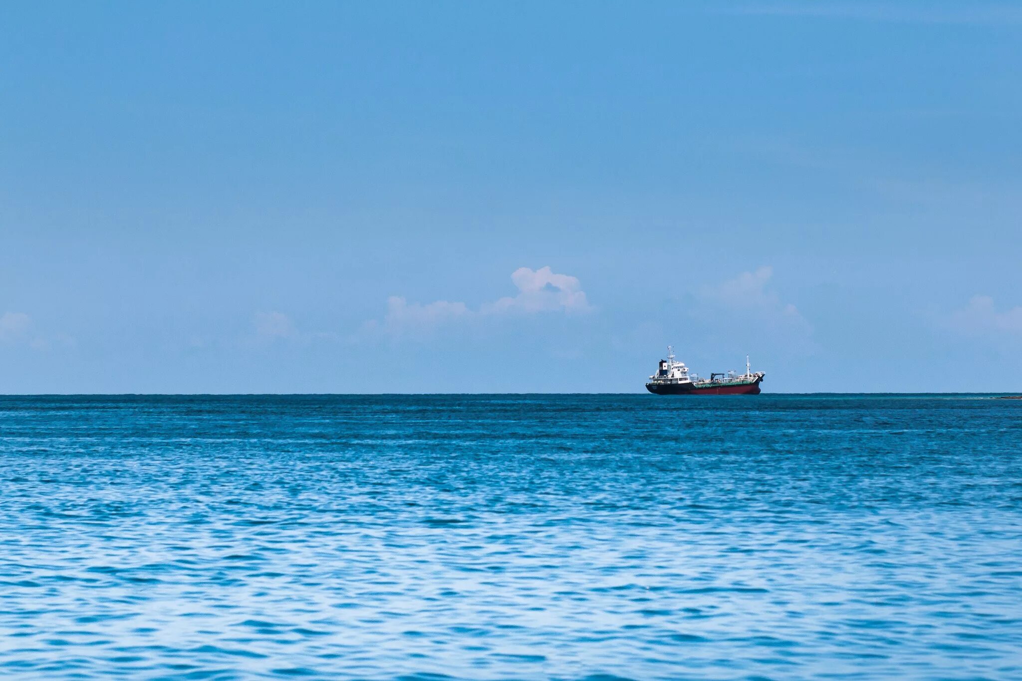 Корабль в море. Корабль на горизонте. Море Горизонт. Корабль на горизонте в море. Чем дальше от океана тем