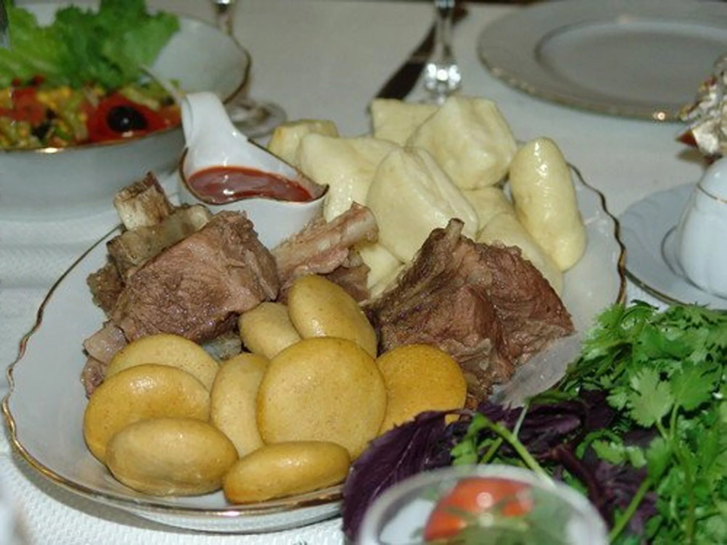 Хинкал с мясом. Дагестанская кухня хинкал кукурузный. Дагестан Национальная еда хинкал. Дагестанская кухня аварский хинкал. Дагестанское блюдо хинкал.