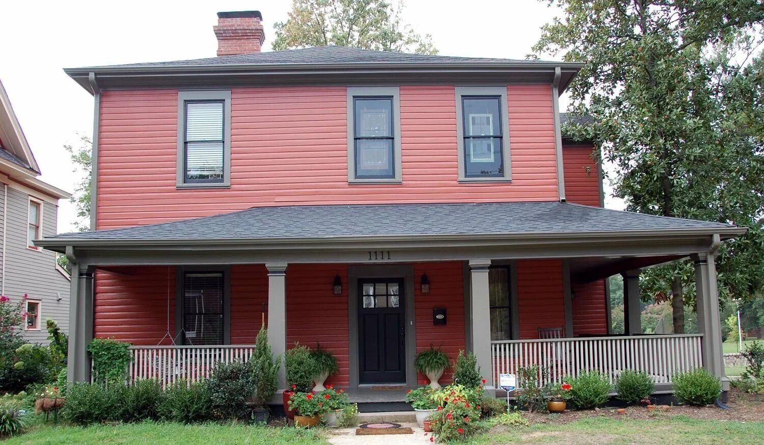 Какой краской лучше покрасить дом снаружи. Цвета домов. Красный фасад дома. Цвета деревянных домов. Покрашенный дом.