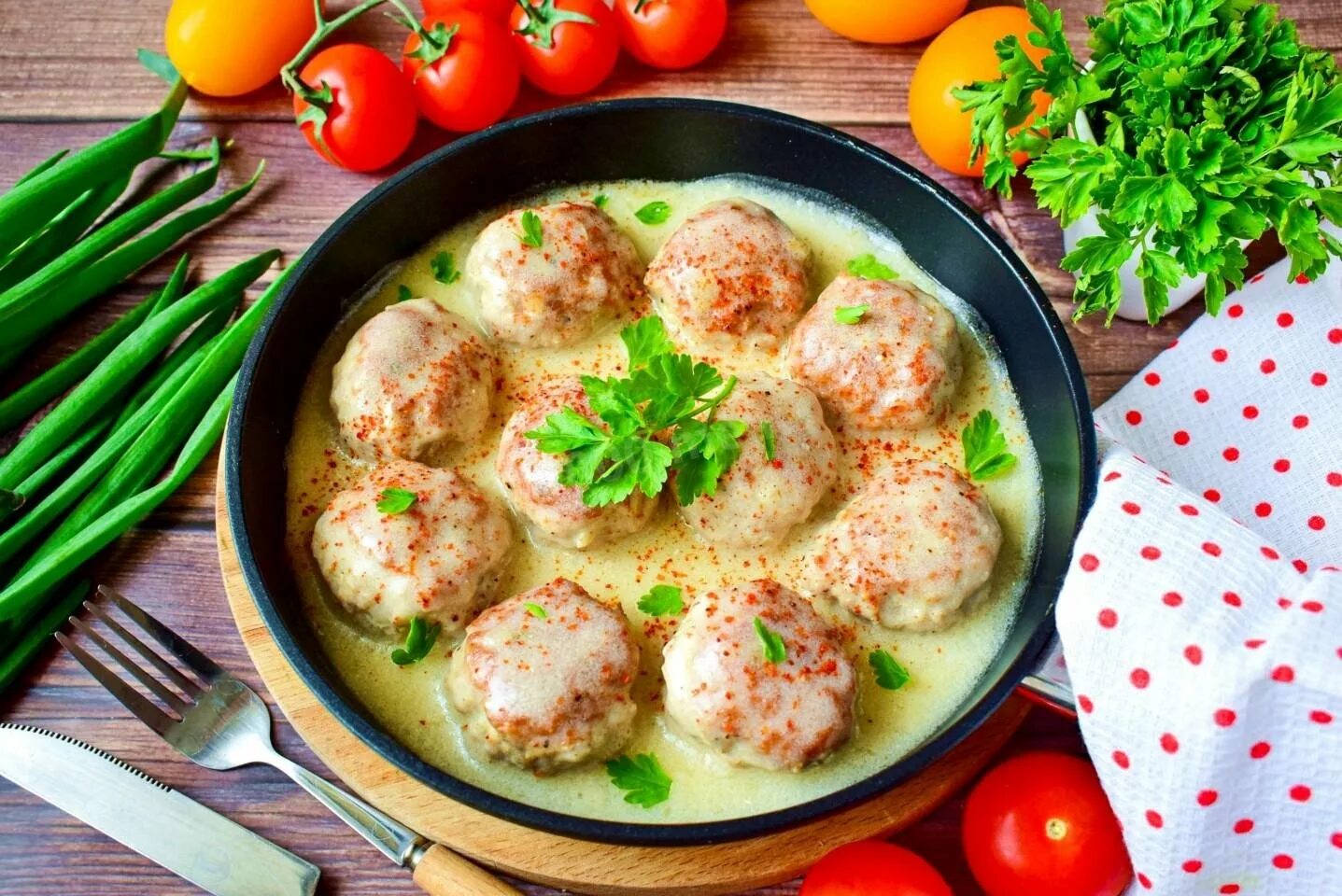 Тефтели на ужин быстро и вкусно. Фрикадельки на сковороде. тефтели в сметанном соусе на сковороде. фрикадельки в соусе на сковороде. фрикадельки с подливкой на сковороде в сметанном соусе.
