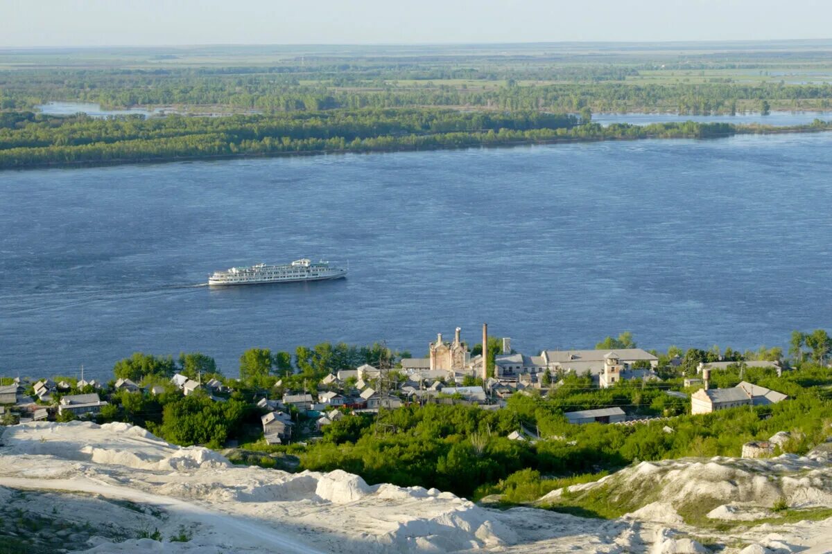 Крупные города расположенные на берегах волги. Город Вольск Волга. Река Волга Вольск. Вольск река Волга пляж. Вольск Саратовская область Волга.