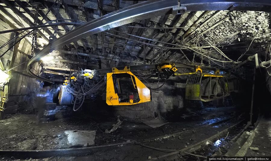 Шахтный локомотив вагонетки. Откатка в шахте. Шахтная электровозная откатка. Шахтный электровоз ferrit. Dlz110f дизелевоз.