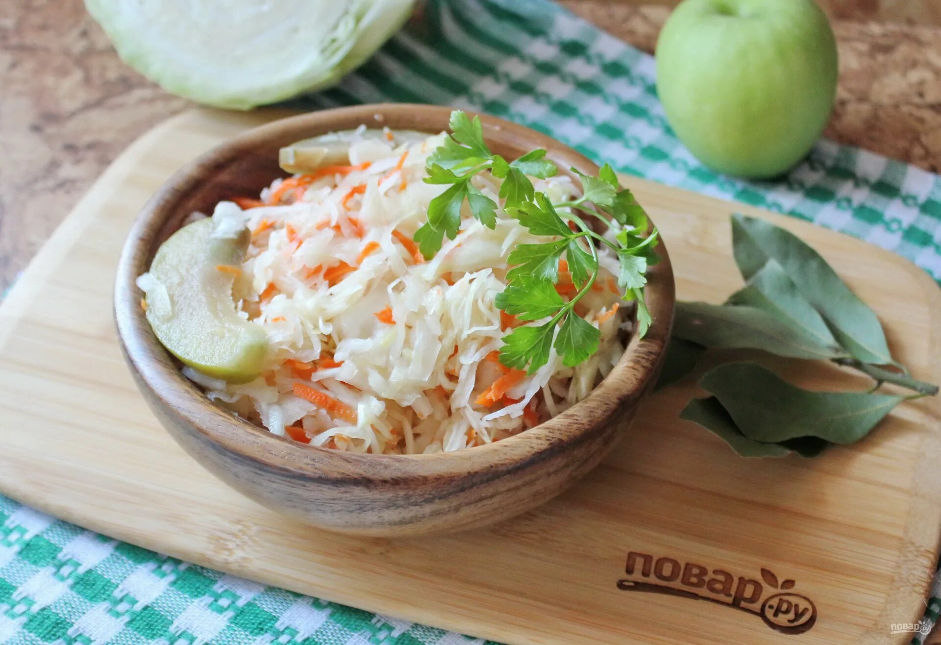 Квашеная капуста с яблоками и морковью. Капуста квашеная. Капуста квашеная с яблоками. Капуста квашеная с морковью. Квашеная капуста есть на ночь