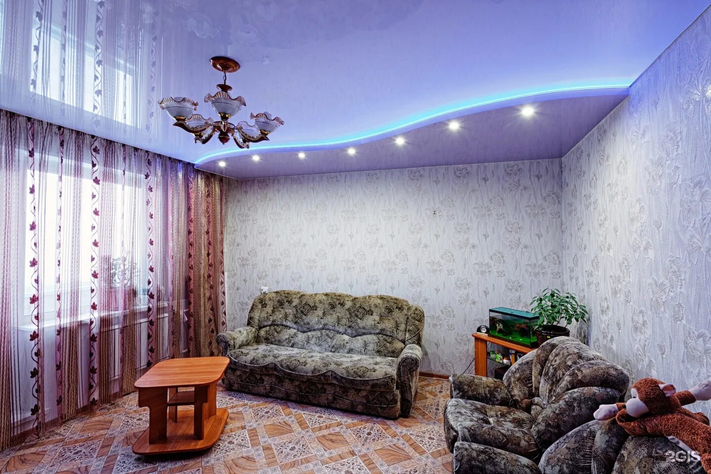 натяжные потолки шелехов. натяжные потолки шелехов. розы на потолке фотопечать. двухъярусный потолок. натяжна стеля.