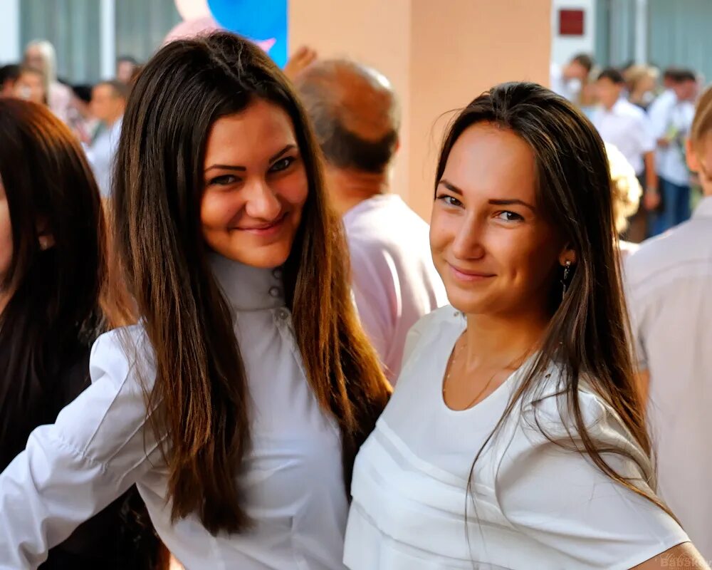 девенка. босая девочка в деревенском доме. девушка в шапке. девенка. Chailee son.