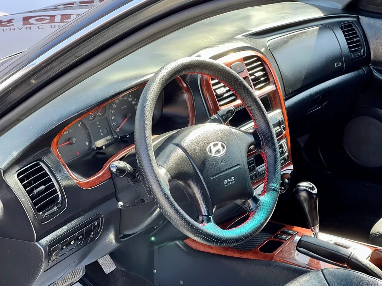 Хундай соната 2004 год. Соната 2004 салон. hyundai sonata 2004 салон. хендай соната 2004 черная салон. руль хендай соната 2004.