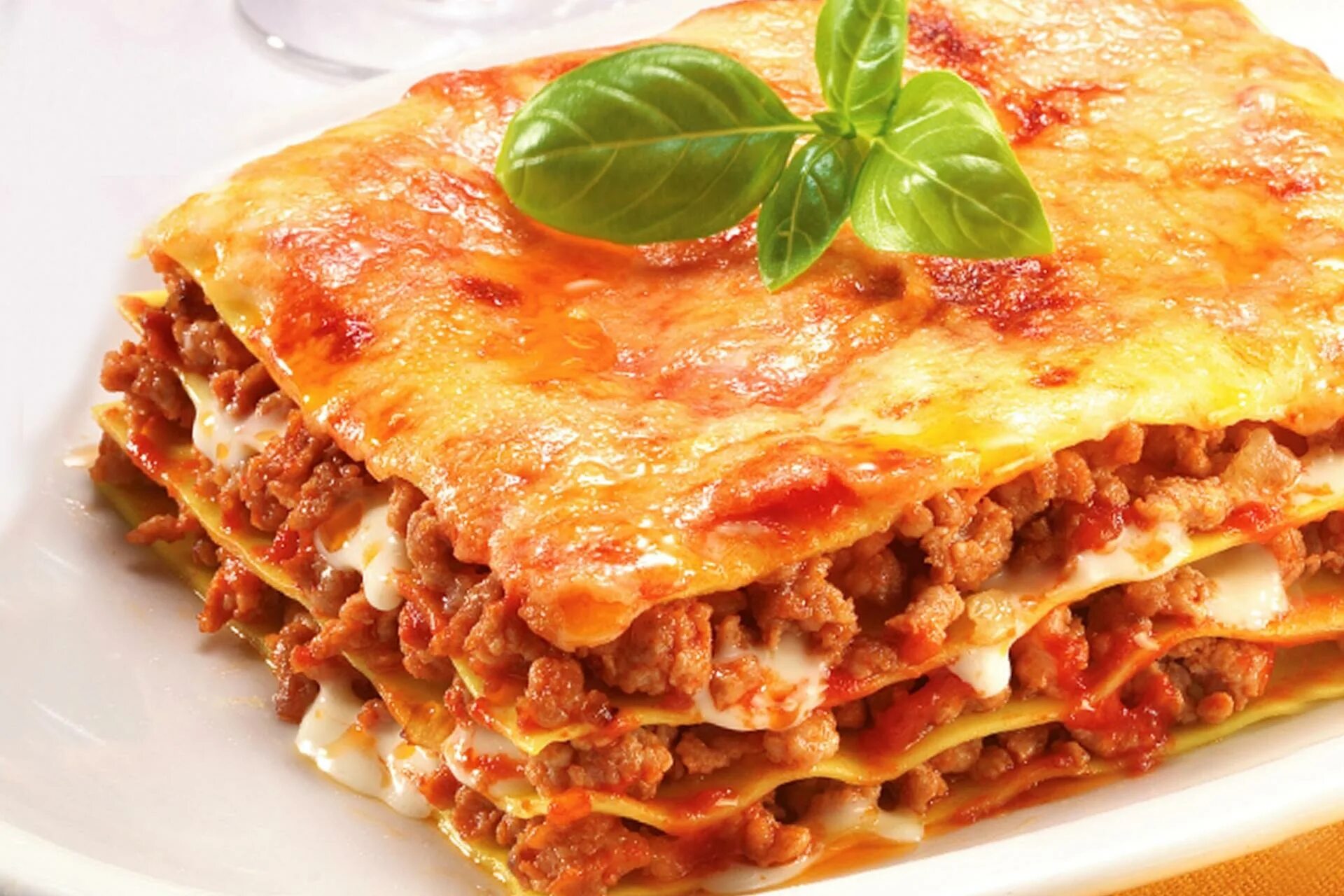 Покажи какие рецепты. Лазанья (Lasagna) Италии. Национальное блюдо Италии лазанья. Мясная лазанья с соусом бешамель. Лазанья неаполитано.