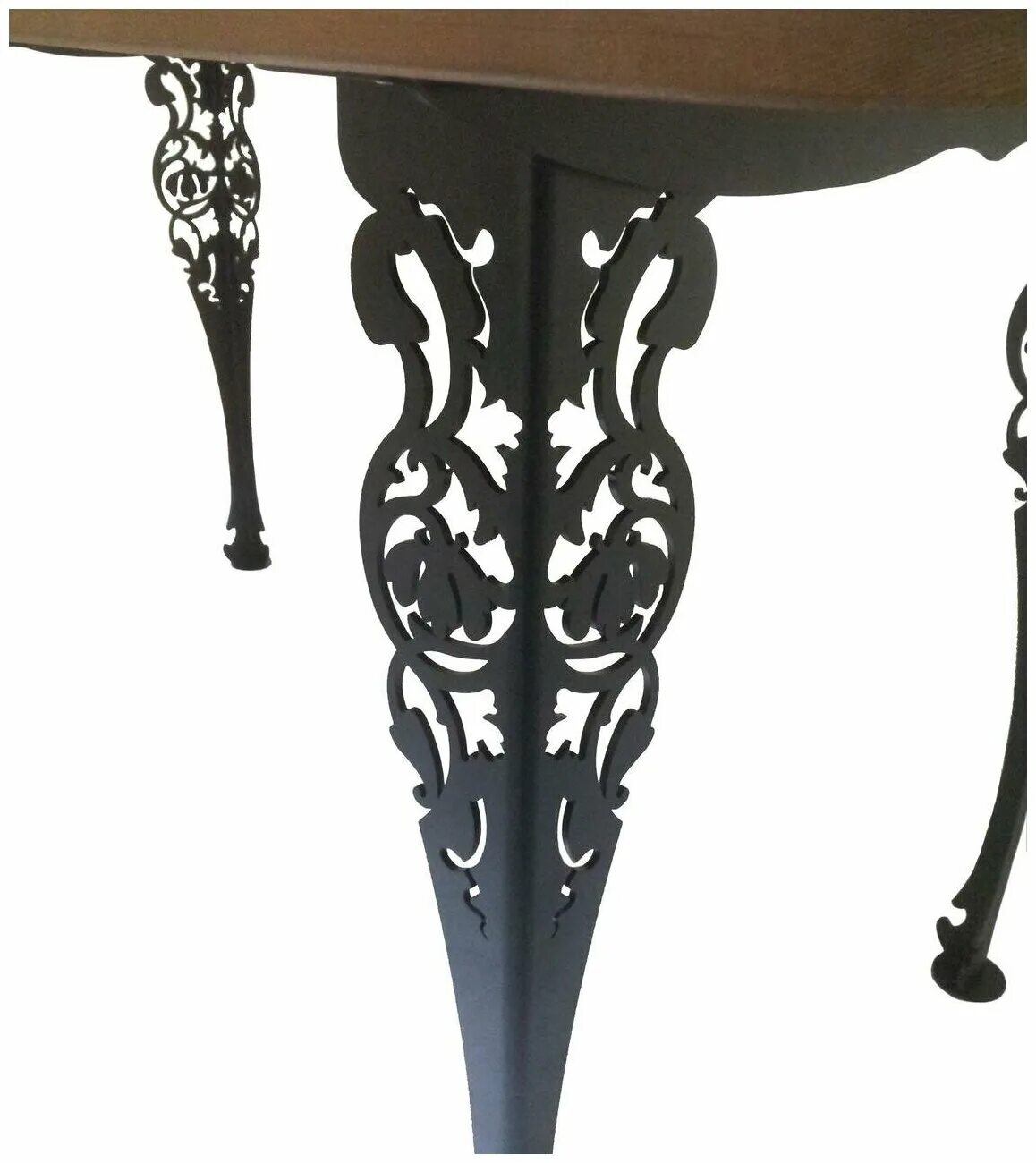 стол с орнаментом на ножках