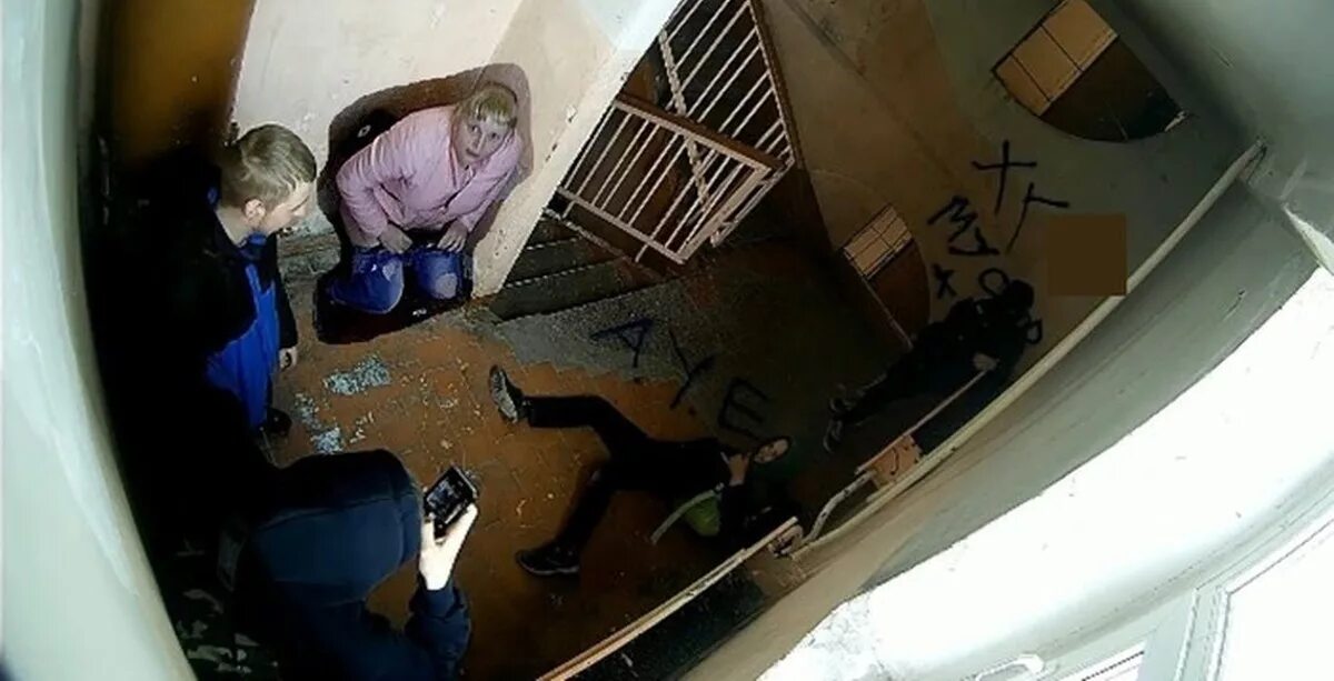 В Подъезде Видео