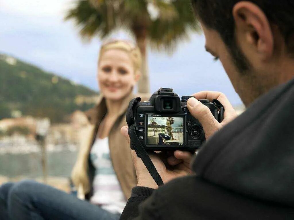 Снимки на зеркальный фотоаппарат. Человек фотографирует. Фотограф фотографирует людей. Фотограф фотографирует девушку.