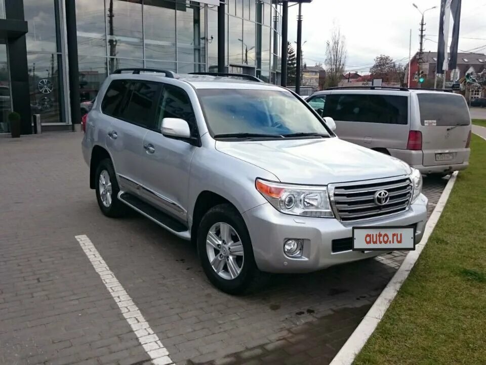 Ли 200 автомобиль. Toyota Land Cruiser 200 серебро. Ленд Крузер 200 2012 серебристый. Тойота ленд Крузер 200 2014 серебрист. Land Cruiser 200 2006 серебристый.