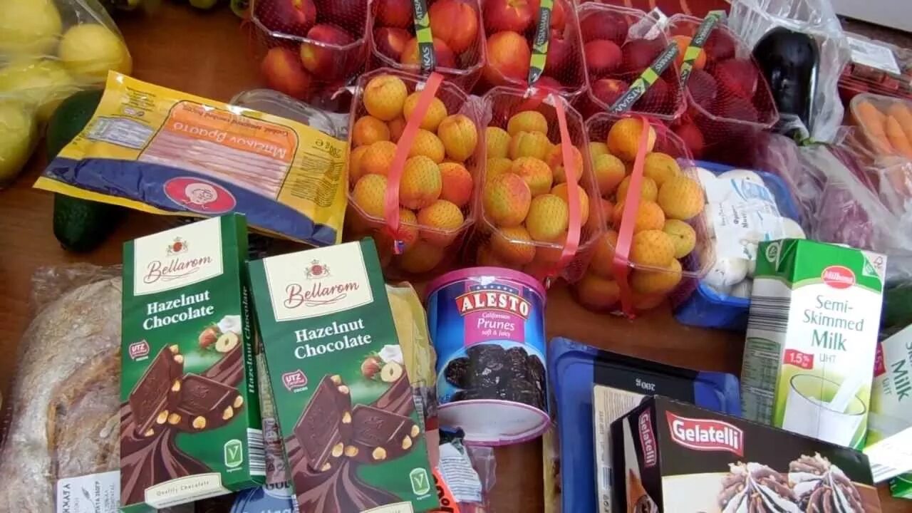 Можно приобрести в любом магазине. Продукты из супермаркета. Что можно купить в магазине продуктов. Еда из супермаркета. Продукты Греции.