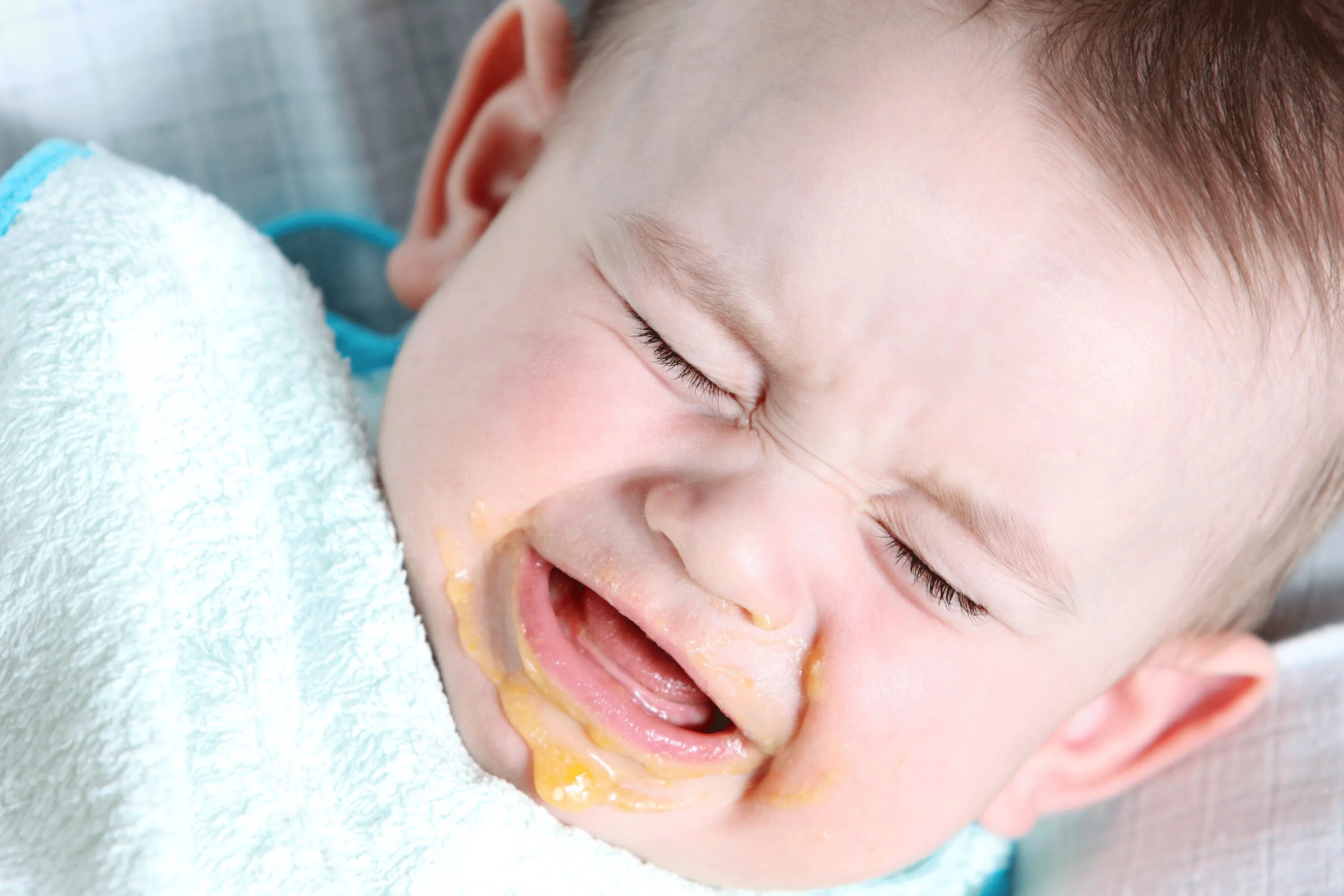 Грудничок плачет. Плачь ребенка по ночам из-за зубов. Новорождённые малыши плачут после еды.