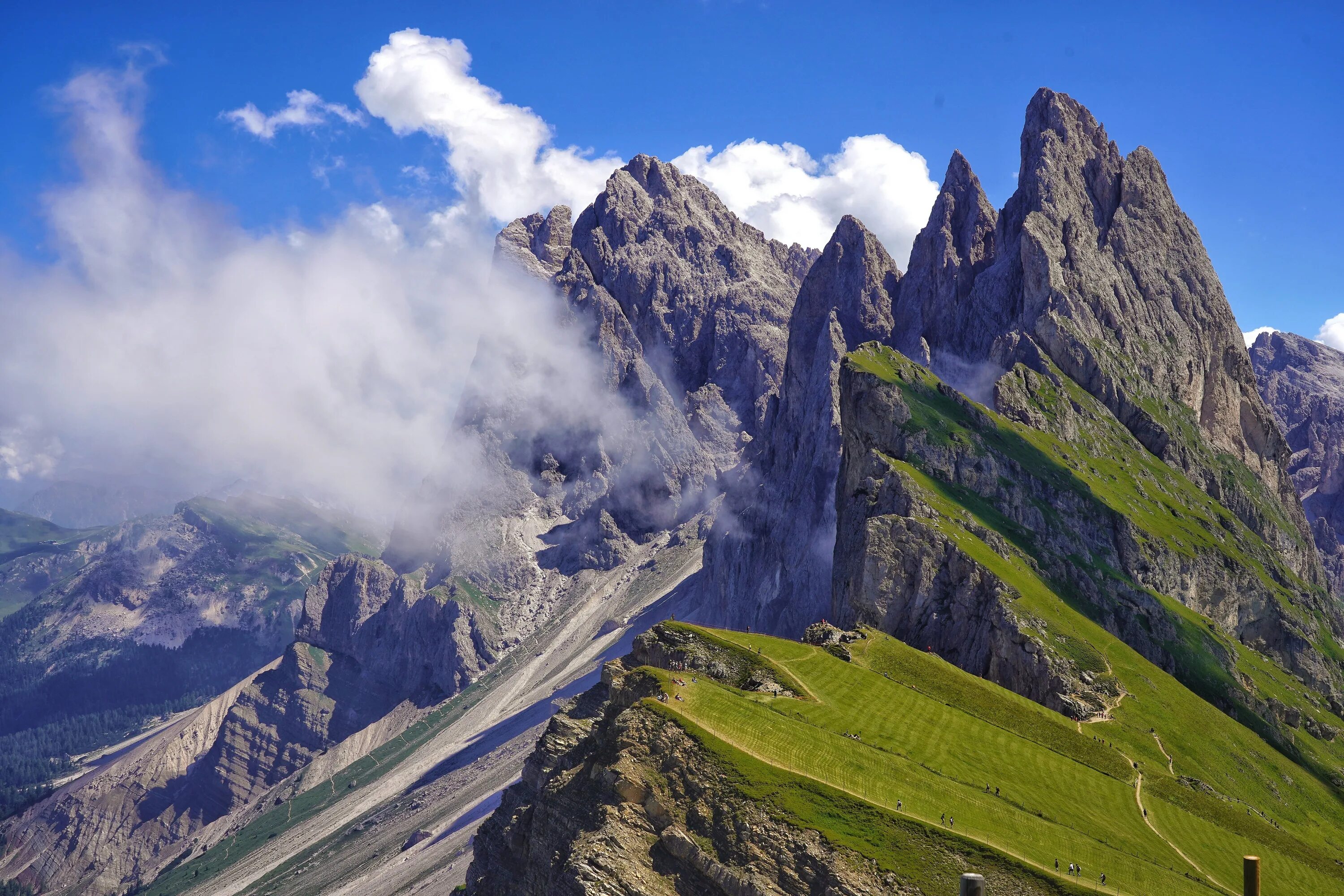 Гора Сечеда Италия. Доломитовые Альпы Швейцария. Гора Альпы Доломит. Природный парк Пуэц Одле Доломитовые Альпы Италия. Средняя высота гор альпы