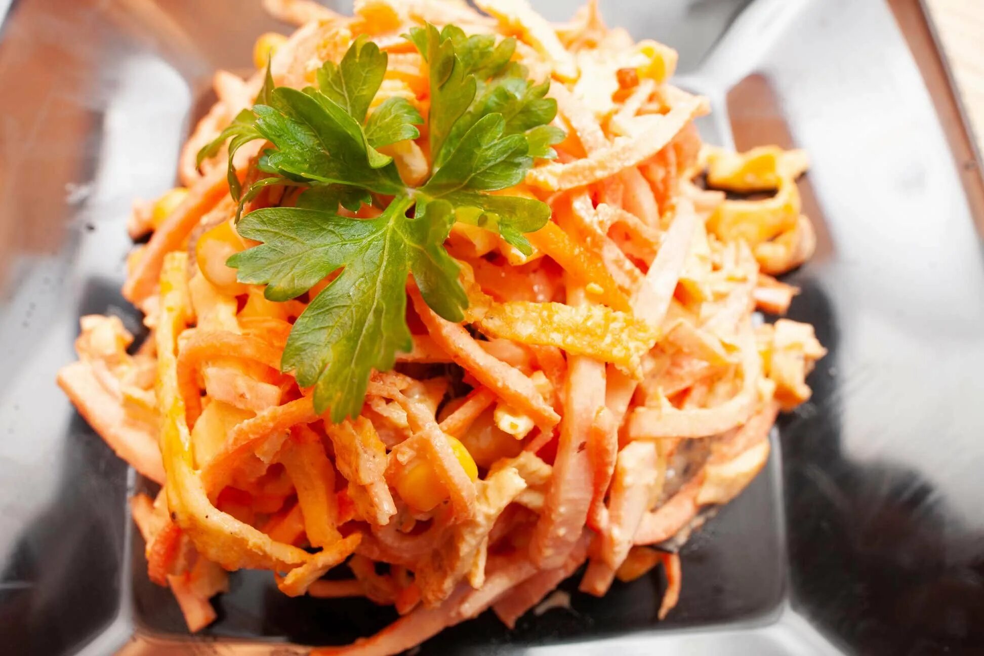 Копченая грудка и корейская морковь рецепты. Салат"морковь по-корейски"270г. Салат морковка с копченой курицей. Салат с корейской морковкой. Салат из корейской моркови.