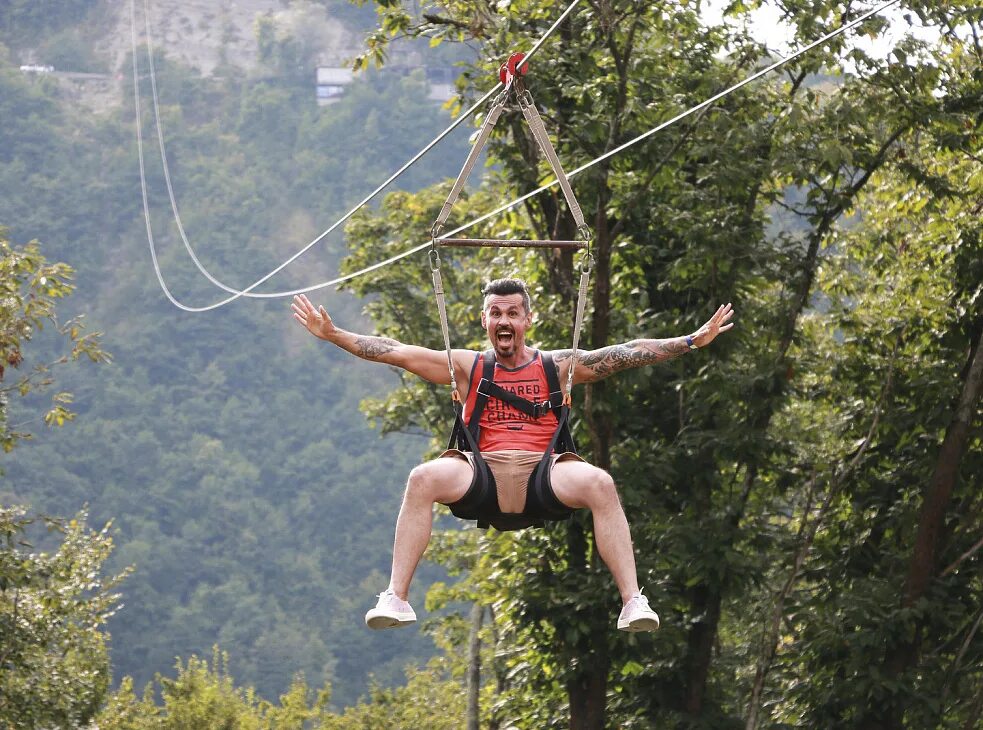 Zipline - скоростной троллей в Skypark