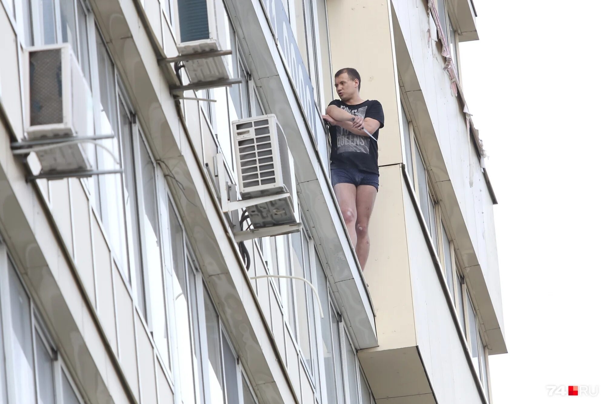 Вышла покурить на балкон. Мужик на балконе. Парень лезет на балкон. Мужчина лезет на балкон.