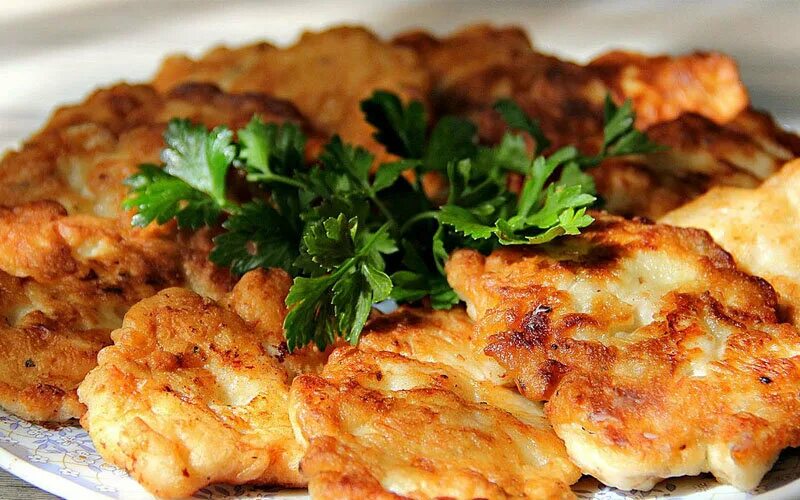 Вкусные отбивные из куриного филе. Отбивные в кляре. куриные отбивные в кляре. отбивная из свинины в кляре. куриная отбивная в кляре на сковороде.