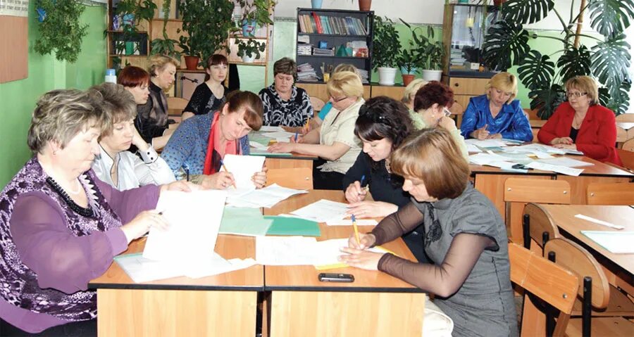 Школьники начальных классов. Педагоги одной из школ города z провели. Город чистополь 2 гимназия. Сотрудники школы. Педагоги одной из школ города z провели.