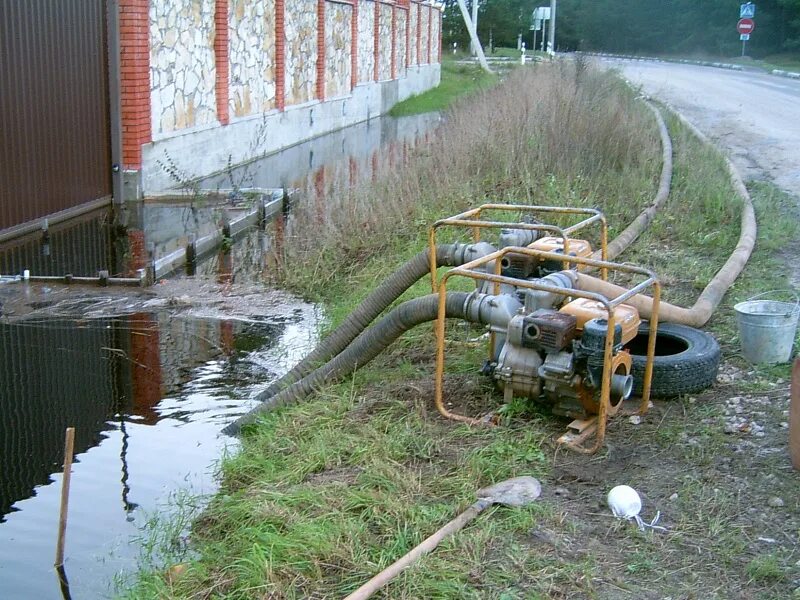 Откачали воду из пруда. Откачка водоема. Мини земснаряд для очистки водоемов. Откачка водоема. Мотопомпа для скважины 10 метров.