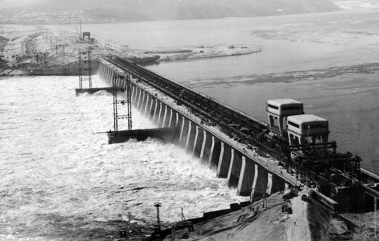 Шлюзы жигулевской гэс. Куйбышевская гэс 1959. Куйбышевская гэс. Куйбышевская гэс ссср. Река волга куйбышевская гэс.