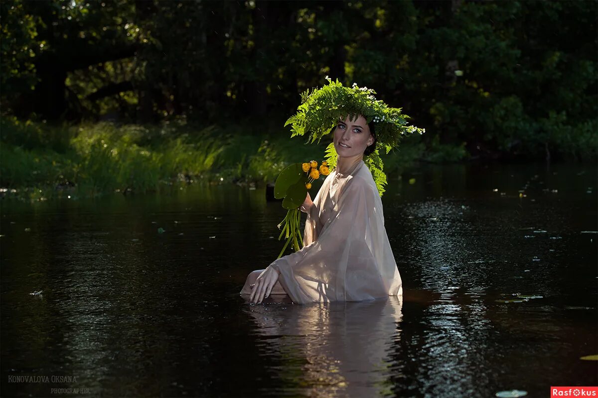 Minthe нимфа. Калипсо богиня. Нимфа озер. Нимфы на озере. Женщина с лилиями живопись.