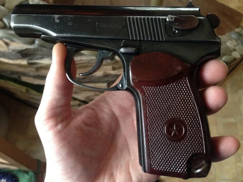 Рука с пистолетом. Пм на человека. Пм на человека. Пм на человека. Ствол пм травмат.