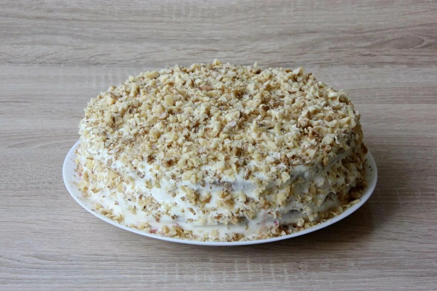 Торт со сгущенкой и сметаной. Торт крошка со сгущенкой. Цукер-лейках (бисквитный торт с орехами). Торт медовик дамский каприз. Медовик с вареной сгущенкой.