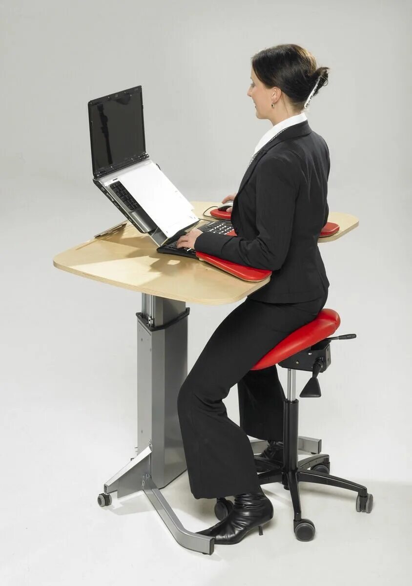 Стул седло Salli. Стул для стоячих рабочих мест. Стоячее кресло для офиса. Стоячий стол.