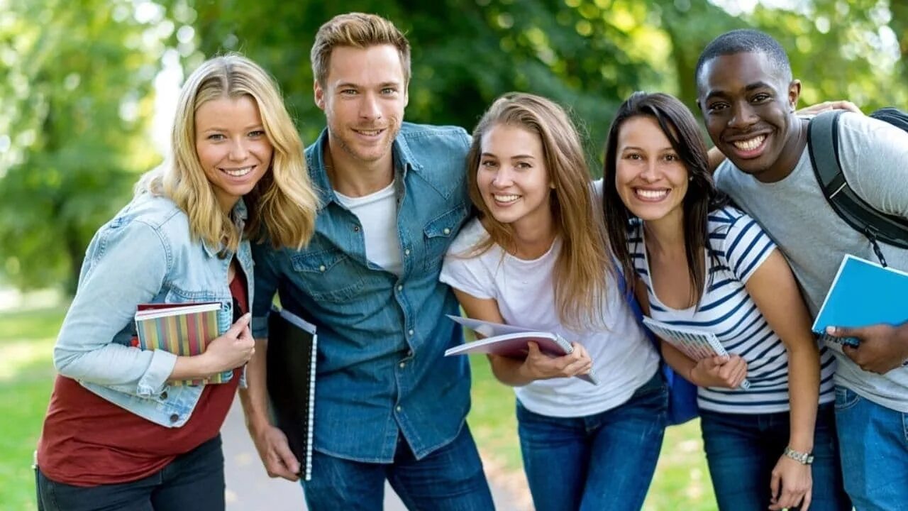 Active student. Группа студентов. Друзья в университете. Студентки межрассовый. Белый человек.