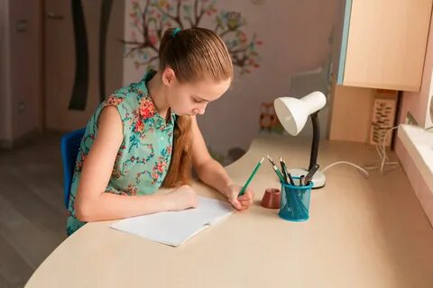 Девочка писать дома