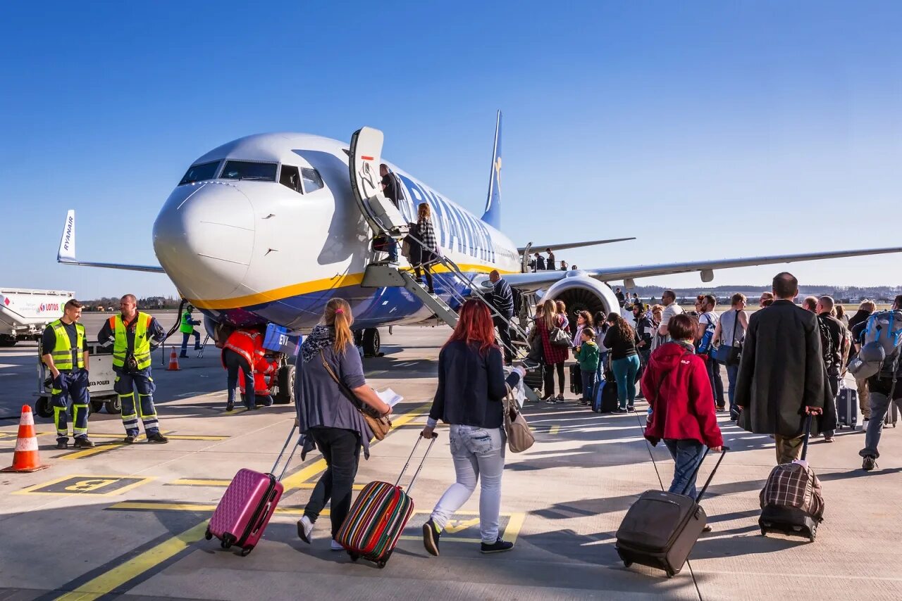 Boarding travel. Самолет и аэропорт. Пассажирские авиаперевозки. Посадка самолета. Пассажирский самолет в аэропорту.