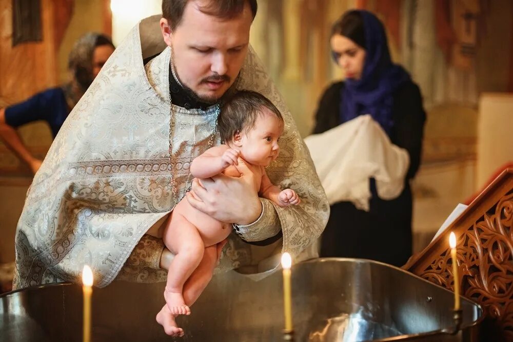 В чем суть крещения ребенка. Крестины ребенка. Крестины в церкви. Крещение младенца. Крестины ребёнка в церкви.