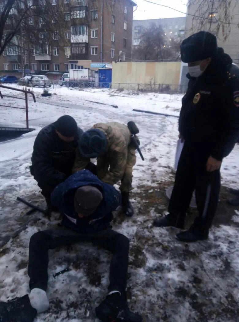Вооруженное нападение. Задержали нападавшего Рославль. Задержание нападающего нарушителя зимой фото.